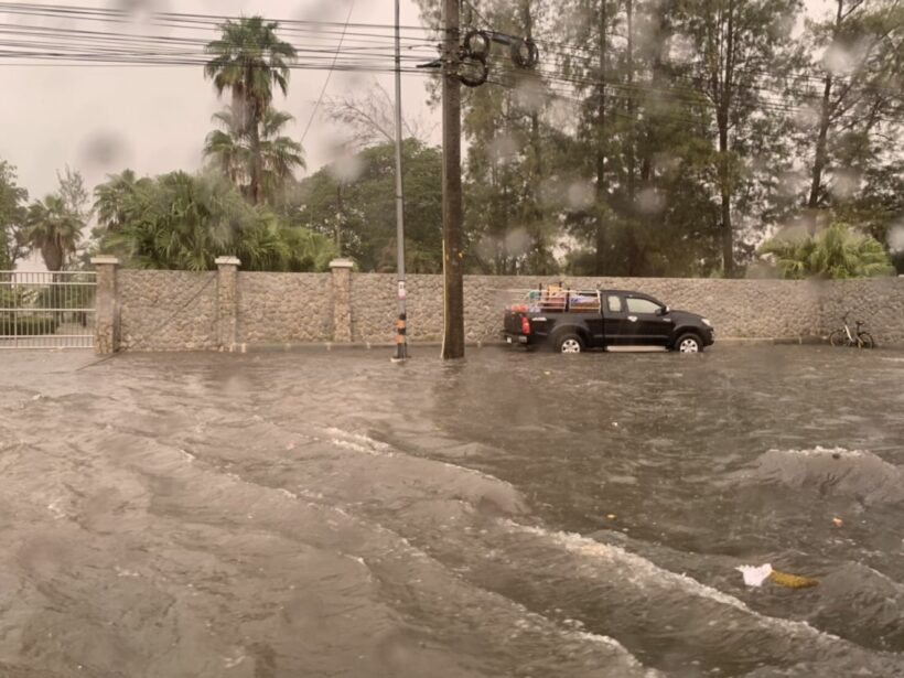 ฝนตกหนัก ถล่มภูเก็ตนานนับชั่วโมง น้ำท่วมขังผิวจราจรหลายจุด | The Thaiger