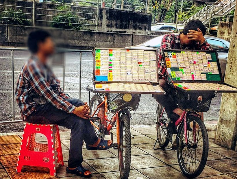 Bogus policeman arrested for extorting Bangkok lottery sellers