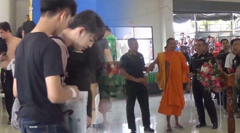 เริ่มแล้ว มหกรรมเกณฑ์ทหาร หนุ่มๆตบเท้าเข้ารับคัดเลือกกันอย่างคึกคัก | The Thaiger