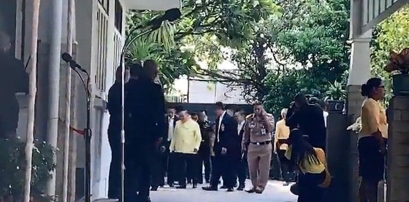 “บิ๊กป้อม” เคลื่อนไหวครั้งแรกที่บ้านสี่เสาเทเวศร์ หลังกระแสปลด “บิ๊กโจ๊ก” | The Thaiger