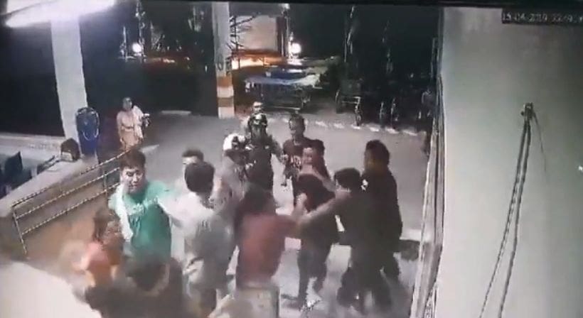 แก๊งวัยรุ่นตีกันงานสงกรานต์ พาพวกตะลุมบอนต่อหน้าห้องฉุกเฉินโรงพยาบาล | The Thaiger
