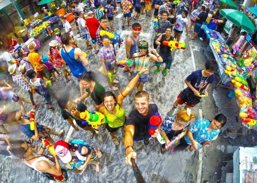 ปีนี้ “ถนนข้าวสาร” งดเล่นน้ำสงกรานต์! | The Thaiger