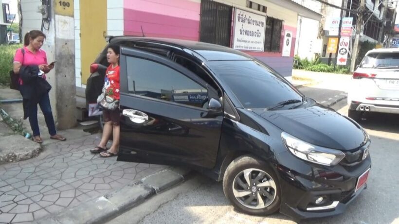 ทุกขลาภ สาวถูกลอตเตอรี่ 12 ล้าน ซื้อเก๋งป้ายแดง พลาดถอยทับแม่ | The Thaiger