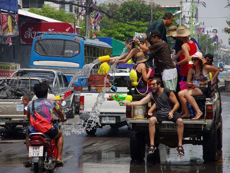 รอง ผบ.ตร. สรุปให้ สงกรานต์ปีนี้เล่นน้ำท้ายกระบะได้ แต่มีข้อแม้ว่า…. | The Thaiger
