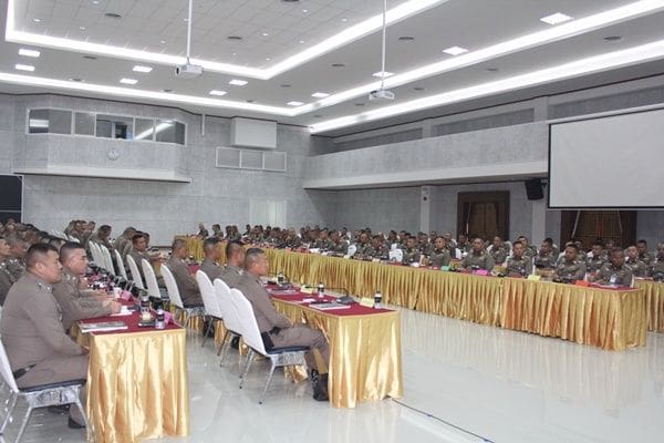 ตำรวจภูธรภาค 8 ให้ความรู้ตาม พรบ.ควบคุมฝูงชน เตรียมพร้อมรับมือม็อบในทุกสถานการณ์ | The Thaiger