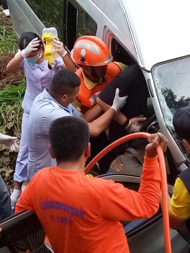 Drivers injured as minivan collides with pickup in Krabi | News by Thaiger