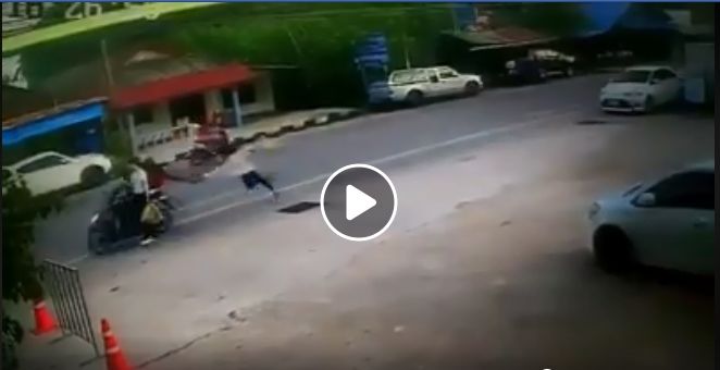 Chinese tourist injured as suspects snatch bag in Rawai, Phuket – VIDEO