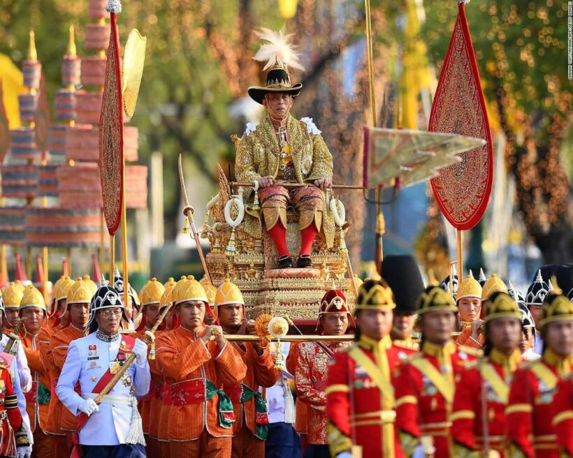 ทั่วโลกประมวลภาพ พระบาทสมเด็จพระเจ้าอยู่หัว เสด็จฯ เลียบพระนคร | The Thaiger