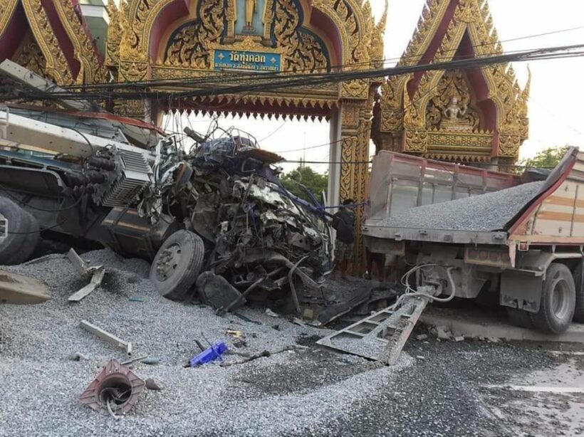 เละเต็มหน้าวัด! สิบล้อพ่วงพุ่งเสยท้ายกันหน้าวัด พังยับ คนขับดับ 1 | The Thaiger