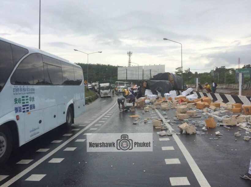 Fallen light pole blocks traffic in Thalang after truck rolls over – VIDEO