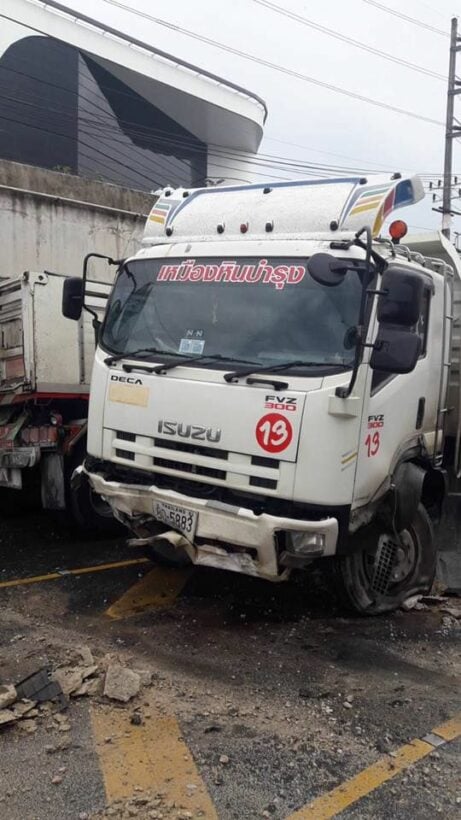 No injury as trailer truck loses control in Phuket Darasamut Underpass - VIDEO | News by Thaiger