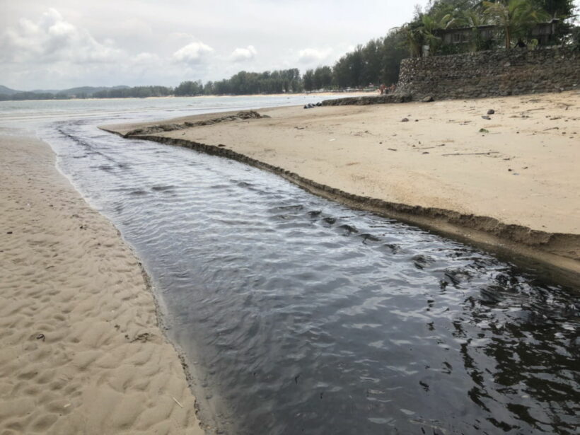 น้ำเน่าหาดบางเทาโผล่อีก ไหลลงชายหาด ส่งกลิ่งฟุ้งทั่วบริเวณ | The Thaiger