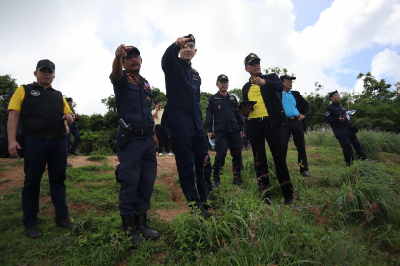 กรมป่าไม้ ลงพื้นที่สั่งรื้อถอนสิ่งปลูกสร้างที่ดินหาดนุ้ย ภูเก็ต | The Thaiger