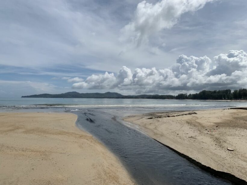 น้ำเน่าไหลลงทะเลหาดบางเทา จ.ภูเก็ต โผล่อีกแล้ว หลังน้ำใสแค่แป๊บๆ เร่งตรวจสอบระบบบำบัด | The Thaiger