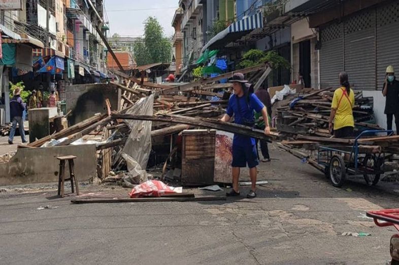 Officials demolish 38 year old Kieat Tong Chai market in Bangkok