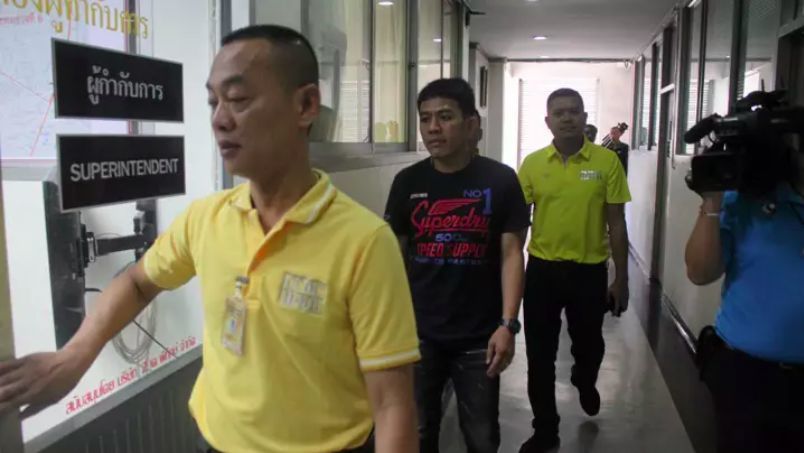 ตำรวจค้านประกันตัว ‘บอลใต้’ เซียนมวยมือยิง ‘ดา สะพานใหม่’ | The Thaiger