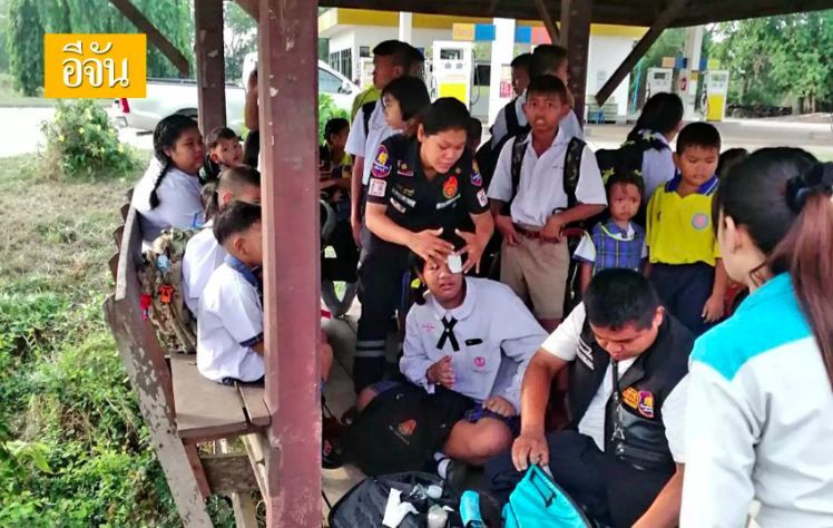 ระทึก! อุบัติเหตุรถตู้รับ-ส่งนักเรียน เด็กเจ็บเพียบ | The Thaiger