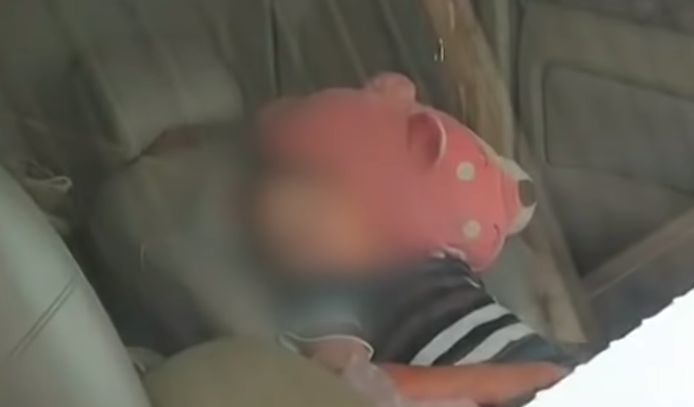 อีกราย! ลูก 6 ขวบติดในรถแถมหลับลึก แม่เร่งแจ้งกู้ภัยช่วยเหลือ | The Thaiger