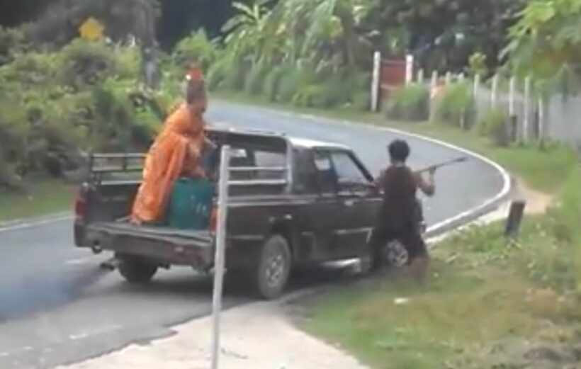 คลิปชายทำร้ายคนขับรถรับพระ ต่อหน้าชาวบ้านที่รอใส่บาตรและพระบนหลังกระบะ | The Thaiger
