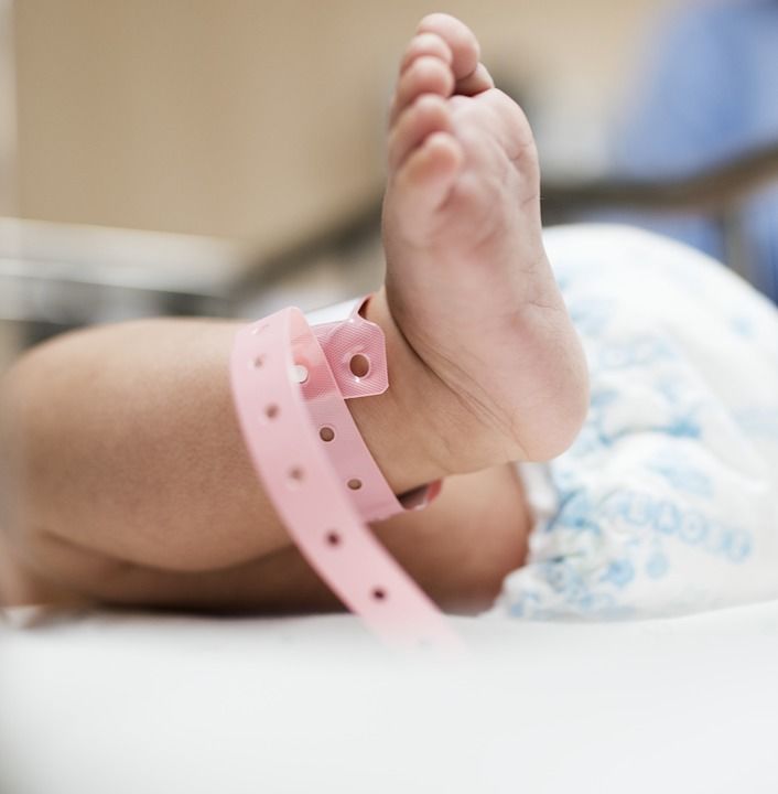สุดกลั้น! คุณแม่วัย 24 คลอดลูกชายบนรถกู้ชีพ ระหว่างนำส่งรพ. | The Thaiger