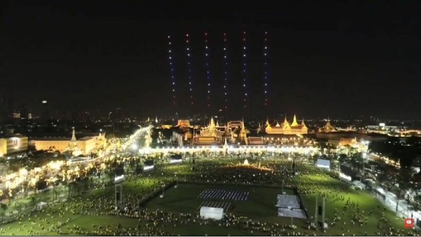 ประมวลภาพ โดรนแสดงแปรอักษรเฉลิมพระเกียรติ งดงามตระการตา | The Thaiger