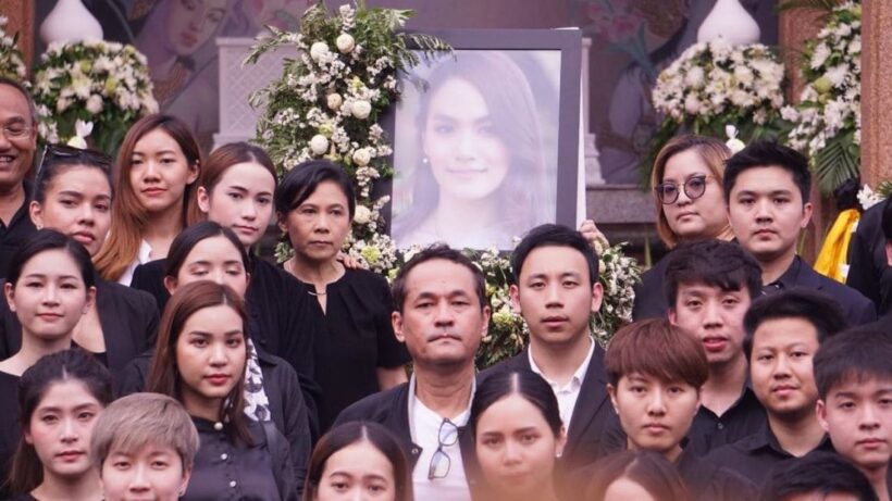 ประมวลภาพบรรยากาศ พิธีฌาปณกิจ “น้ำตาล เดอะสตาร์” | The Thaiger