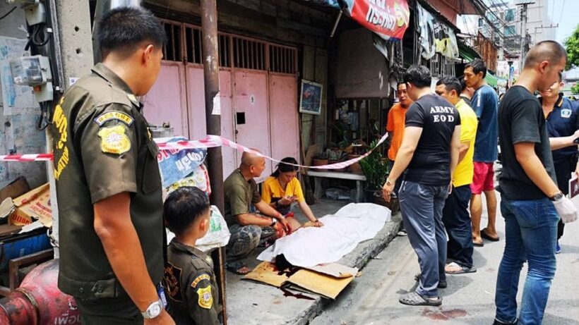 ภาพสลด เมียร่ำไห้กอดศพผัวโดนลูกหลง ลูกต้องกำพร้าพ่อเพราะวินจยย.ตีกัน | The Thaiger