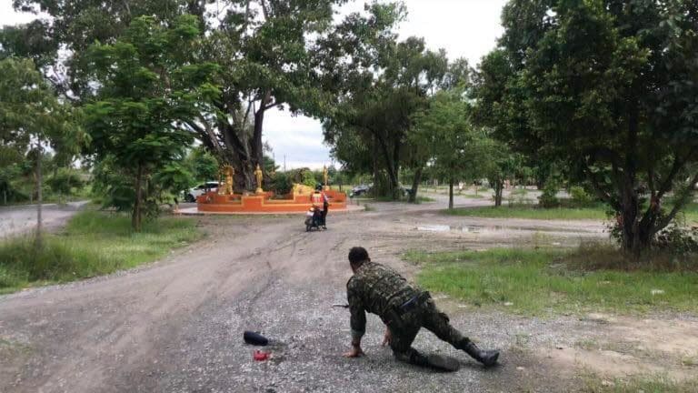 Fast อ้าว! วินจยย.แหกด่านตรวจยาเสพติด ชนอส. ล้มบาดเจ็บ | The Thaiger