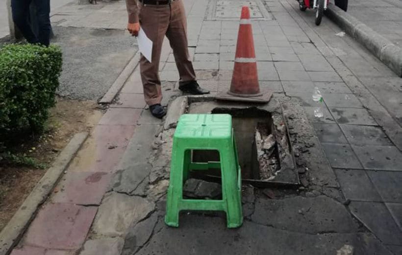 ชีวิตดีๆที่จมทั้งตัว ฝาท่อทางเท้าหน้า MRT รัชดาภิเษกพัง ทำสาวเคอรี่ร่วงน้ำเน่าลึกถึงหัว | The Thaiger