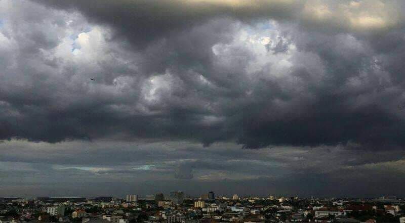 กรมอุตุเตือน วันนี้ (17 มิ.ย.) ฝนถล่ม 47 จ. คลื่นสูงถึง 3 เมตร | The Thaiger