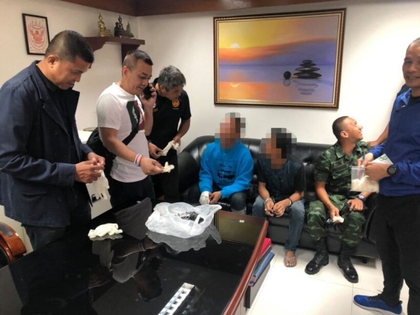 มอบตัวแล้ว 2 ราย กลุ่มตุ๊กตุ๊กก่อเหตุยิงคนคุมกลุ่มเชียร์แขกดับที่ป่าตอง อ้างถูกตีก่อน แค่เข้าไปห้าม | The Thaiger