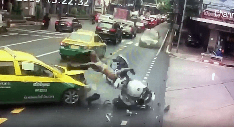 Military escort motorcycle rider smashes into Bangkok taxi – VIDEO