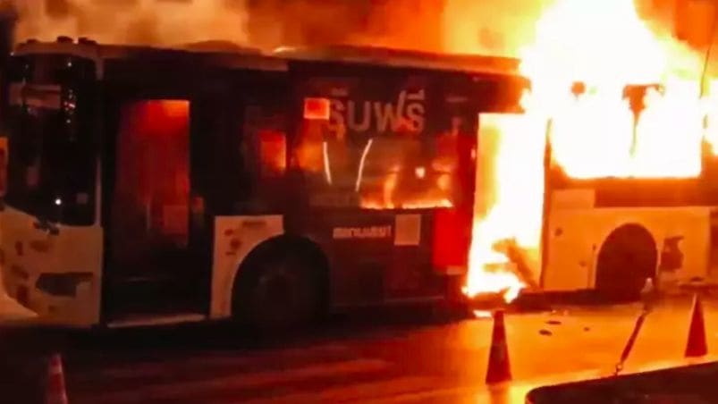 ไฟไหม้รถเมล์แยกราชประสงค์ โชคดีไร้คนเจ็บ คนขับเล่านาทีชุลมุน ถังแก๊สหาย-ใช้การไม่ได้ | The Thaiger