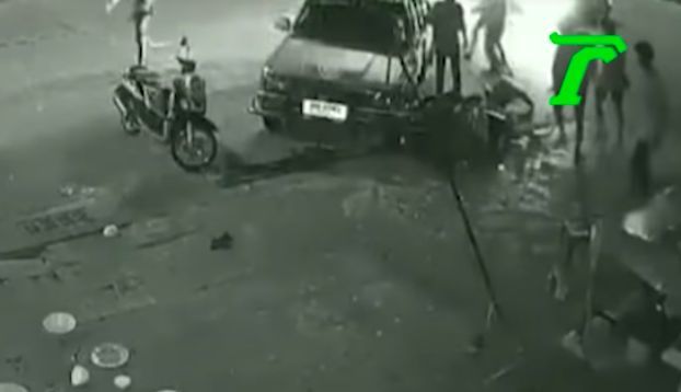 สุดโหด! วัยรุ่นรุมทำร้ายทอมและเพื่อน ขนาดรถชนจนสลบยังเอาเก้าอี้ฟาดต่อ | The Thaiger