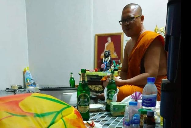 หลวงพี่วัดดังกินเบียร์-กับแกล้ม ในกุฎิมีเบ็ดตกปลาเพียบ | The Thaiger