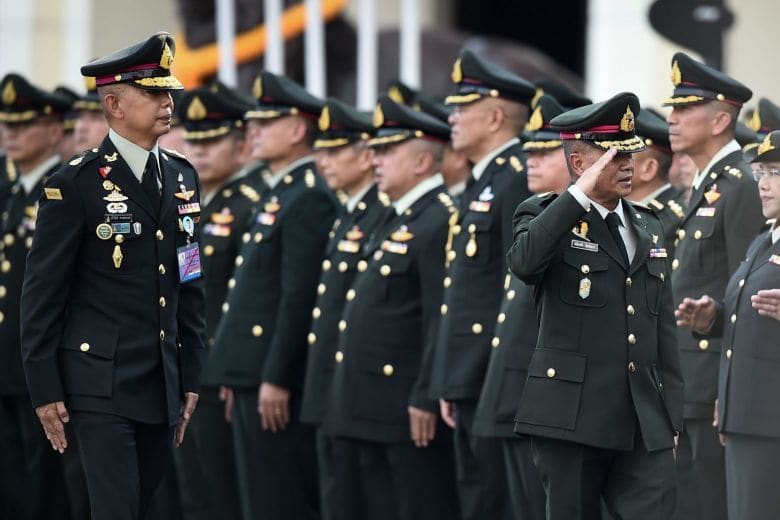 ‘บิ๊กแดง’ กร้าว ใครไม่สำนึกบุญคุณสถาบันพระมหากษัตริย์ ไม่ควรอยู่ประเทศไทย | The Thaiger