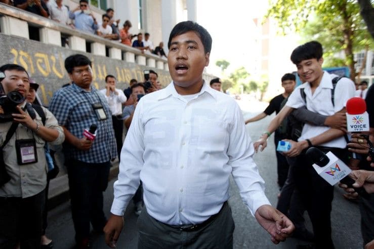 “จ่านิว” โดนรุมทำร้ายร่างกาย ศีรษะได้รับบาดเจ็บ : ข่าวการเมือง | The Thaiger