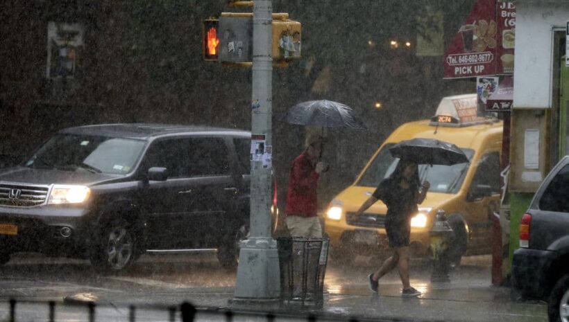 เตือนด่วน ๆ วันนี้ฝนถล่ม 43 จังหวัด ชาวกรุงเดินทางเท้าระวังน้ำกระฉูด | The Thaiger