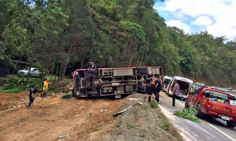 14 injured when Chinese tour bus flips at ‘Curve of a Hundred Corpses’ in Chiang Mai