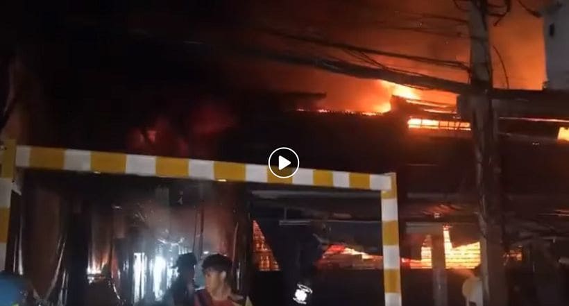 คลิปนาทีชีวิต ไฟโหมไหม้ตลาดจตุจักร เพลิงผาญ 10 คูหา แม่ค้าหนีตายวุ่น | The Thaiger
