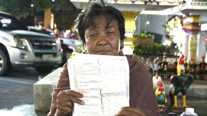หญิงชราตาบอด ตระเวนหาลูก 4 คนจนเงินหมด หลังลูกๆ ไม่ติดต่อนาน 17 ปี | The Thaiger