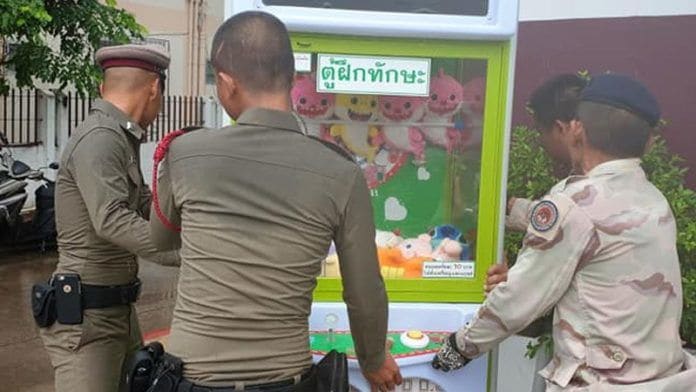 ตัดสินแล้ว ตู้คีบตุ๊กตา ผิดกฎหมาย ปกครองเมืองอุดรตระเวนกวาดล้าง | The Thaiger