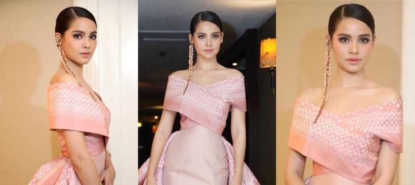“ญาญ่า อุรัสยา” ร่วมอวดโฉมชุดผ้าไหมมัดหมี่ในงานแฟชั่นโชว์ที่ฟิลิปปินส์ | The Thaiger