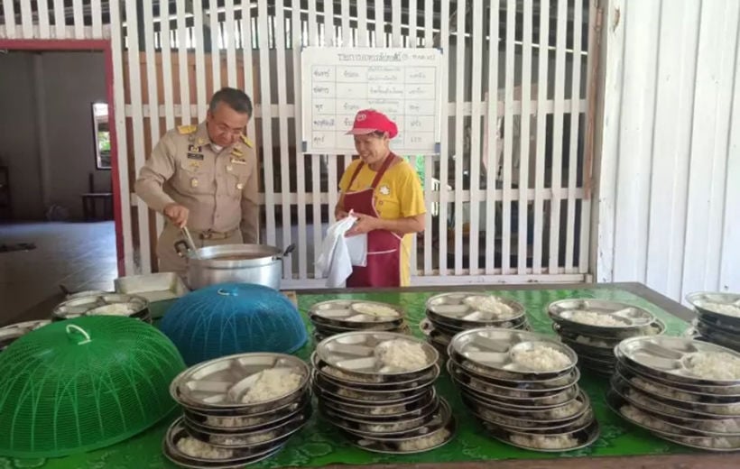 Surat Thani governor does spot checks on free school lunch program