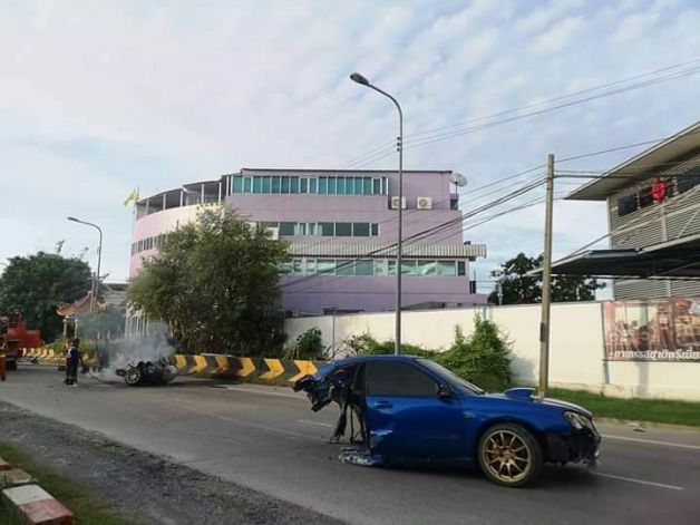 รถซูบารุ ชนแบริเออร์ขาด 2 ท่อน คนขับ-แฟนรอดตายปาฏิหาริย์ -ทะเบียนรถ | The Thaiger