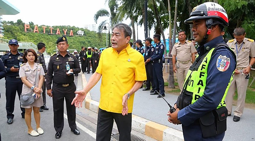 Pattaya officials tell Bali Hai Pier vans, taxis and baht bus drivers to clean up their act