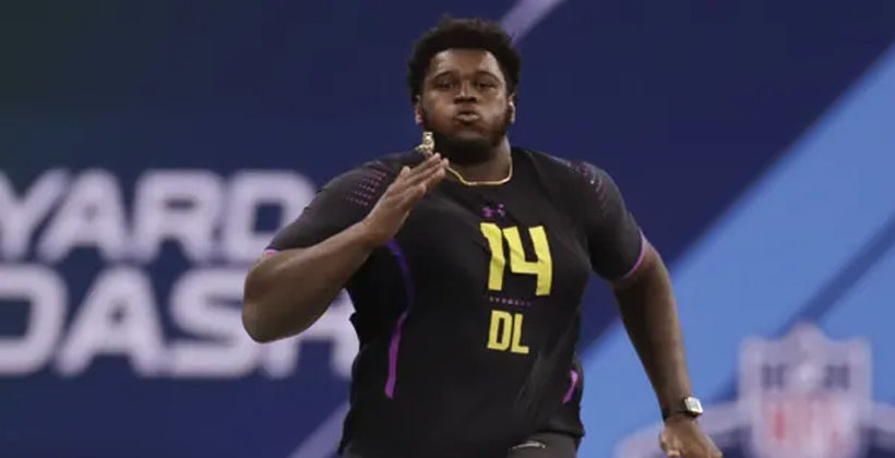 ผู้เล่น NFL ‘ไมอามี่ ดอลฟินส์’ เสียแขนจากอุบัติเหตุทางรถยนต์ | The Thaiger