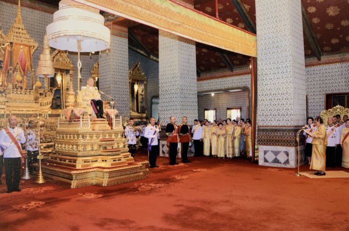 ร.10 เสด็จออกมหาสมาคม เนื่องในวันเฉลิมพระชนมพรรษา ประชาชนจุดเทียนชัยถวายพระพร | The Thaiger
