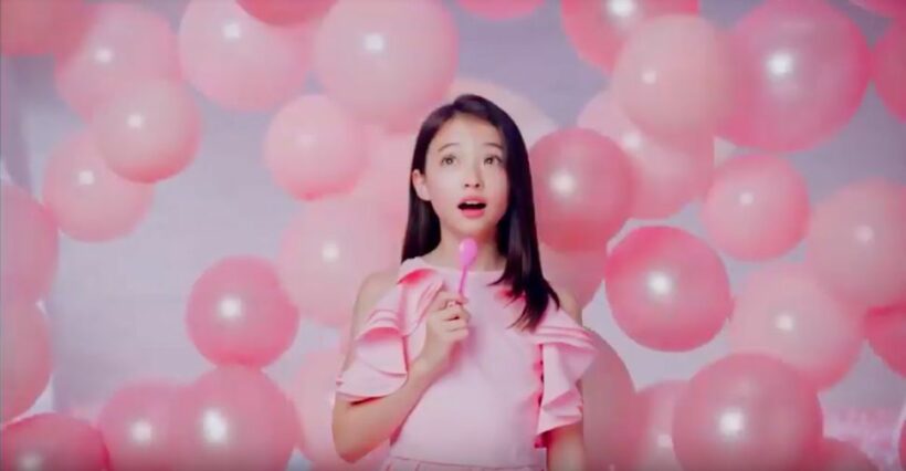 ชาวเน็ตเกาหลีดราม่าหนัก ‘เอลล่า กรอสส์’ แสดงโฆษณาไอศกรีมยั่วยวนเกินวัย 11 ขวบ | The Thaiger