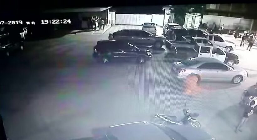 ฮือฮา! พระถือลูกซองเข้าช่วยตัวประกัน | The Thaiger